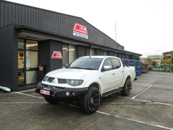 MCC 'ROCKER NO LOOP' BULL BAR W/ FOG & PLATES TO SUIT MITSUBSHI TRITON ML, MN & CHALLENGER (PB-PC)