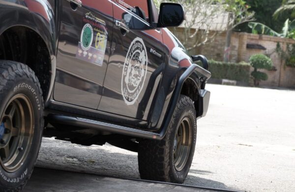 PIAK SIDE STEPS_AL CHECKERPLATE BLACK ANODIZED TO SUIT NISSAN NAVARA NP300 (2015-2020)