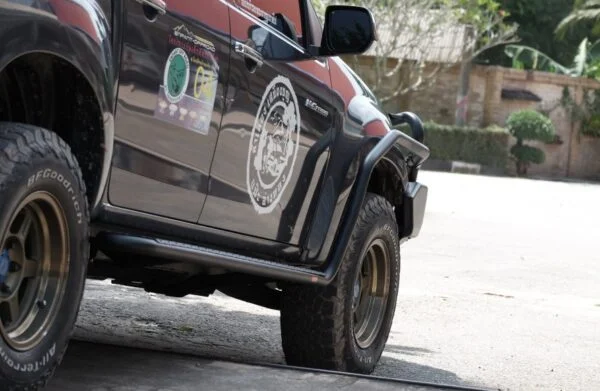 PIAK SIDE STEPS_AL CHECKERPLATE BLACK ANODIZED TO SUIT NISSAN NAVARA NP300 (2015-2020)