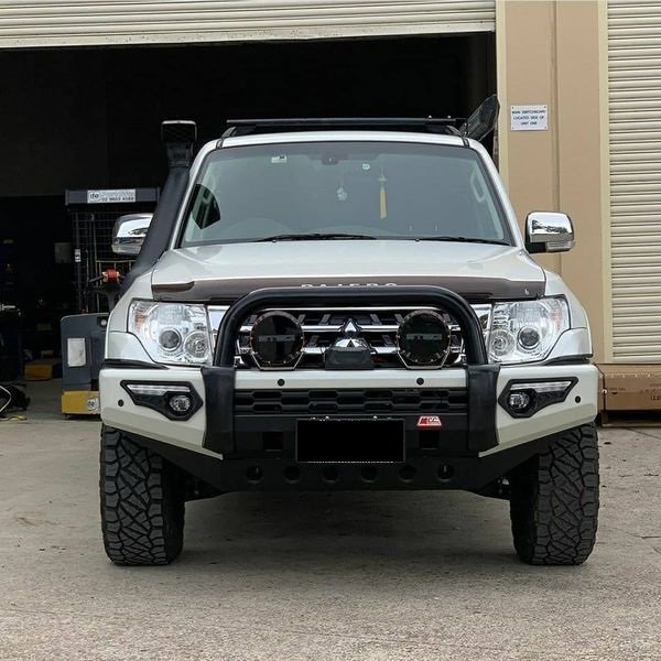 MCC PHEONIX BLACK SINGLE LOOP BULL BAR W/UBP & FOGS TO SUIT MITSUBISHI PAJERO (NS,NW,NX,NT) 2006 - PRESENT